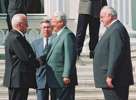 Roman Herzog mit Boris Jelzin und Helmut Kohl 1994 bei der Verabschiedung der russischen Truppen aus Deutschland 